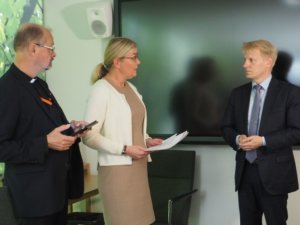 Ympäristöministeri Kimmo Tiilikainen otti vastaan järjestöjen Ilmastojulistuksen. Kuva: Heidi Moisio / SLL
