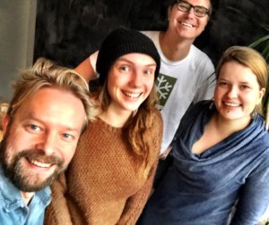 Näin iloisissa tunnelmissa perustettin Protect Our Winters Finland ry. Kuvassa Arto Sivonen, Siv Knudsen, Niklas Kaskeala ja Maria Vuorelma. Kuvasta puuttuu viides perustajajäsen Miikka Hast.
